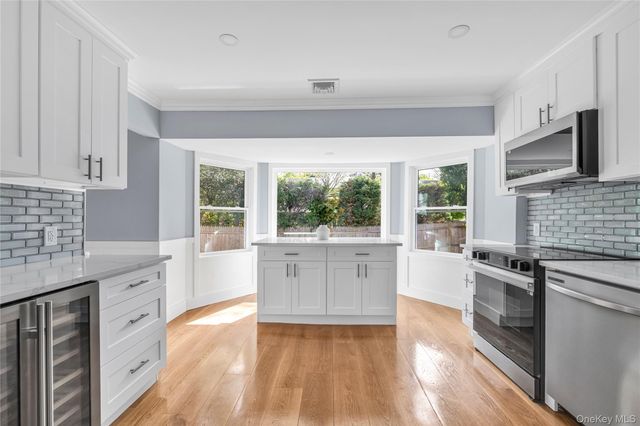 9 Tulip Lane, Port Washington, NY 11050