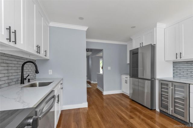 9 Tulip Lane, Port Washington, NY 11050