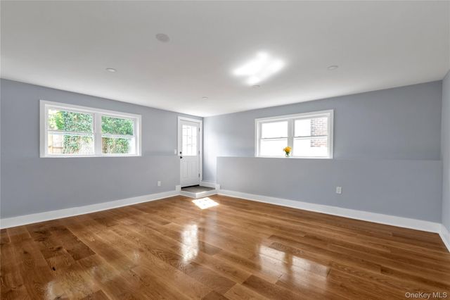 9 Tulip Lane, Port Washington, NY 11050