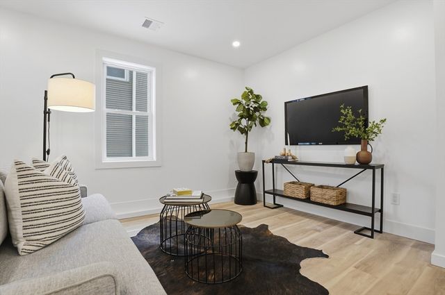 44 Lakeview Terrace, Waltham, MA 02451