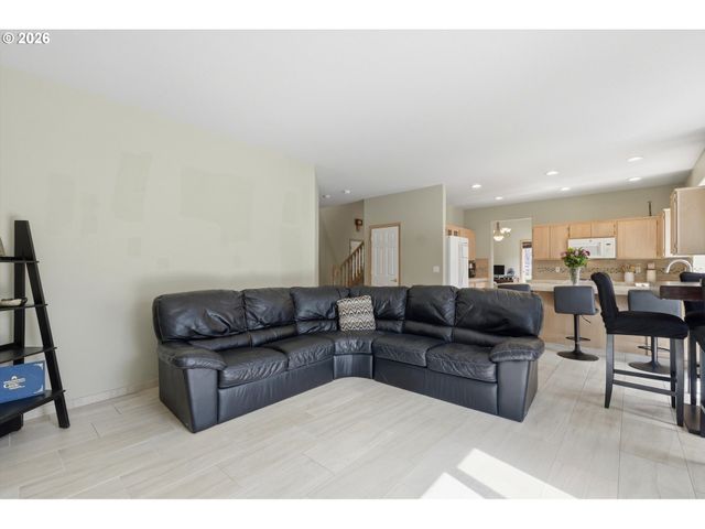 2022 Ne BLUE HERON Dr, Portland, OR 97211