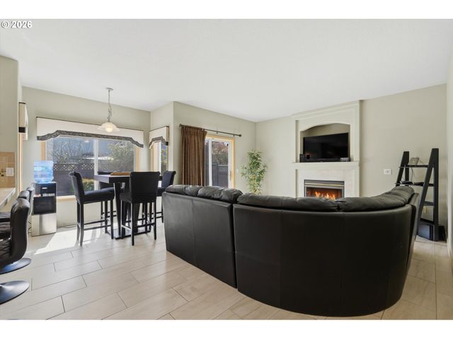 2022 Ne BLUE HERON Dr, Portland, OR 97211