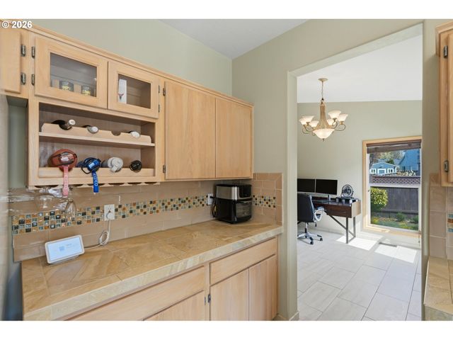 2022 Ne BLUE HERON Dr, Portland, OR 97211