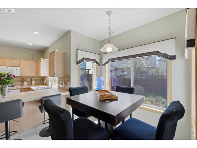 2022 Ne BLUE HERON Dr, Portland, OR 97211