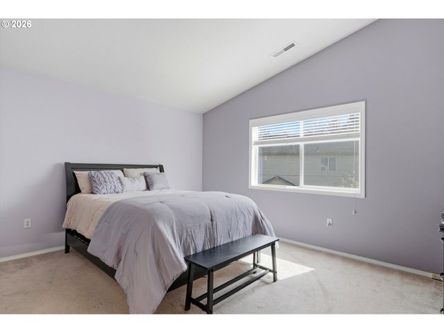 2022 Ne BLUE HERON Dr, Portland, OR 97211