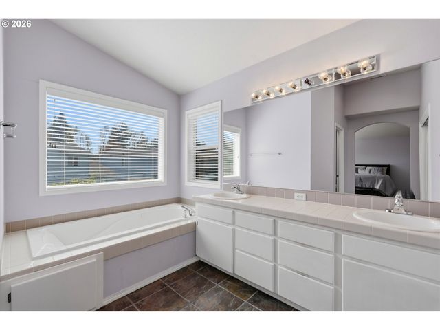 2022 Ne BLUE HERON Dr, Portland, OR 97211