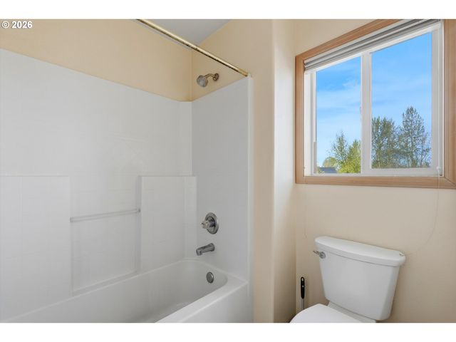 2022 Ne BLUE HERON Dr, Portland, OR 97211