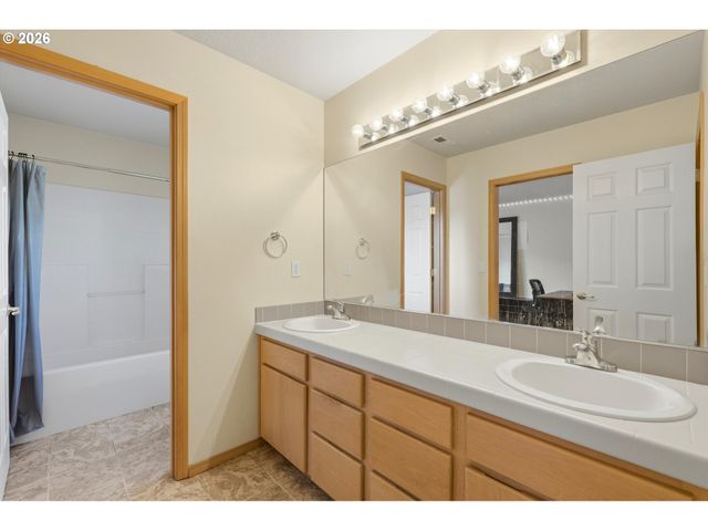 2022 Ne BLUE HERON Dr, Portland, OR 97211