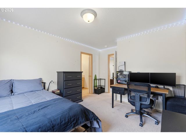 2022 Ne BLUE HERON Dr, Portland, OR 97211