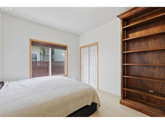 2022 Ne BLUE HERON Dr, Portland, OR 97211