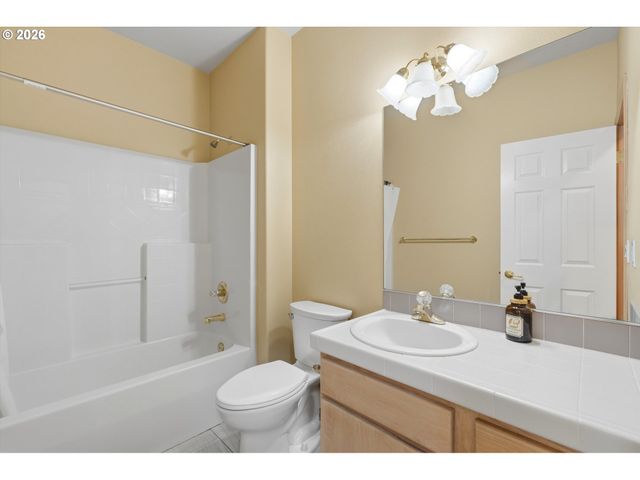 2022 Ne BLUE HERON Dr, Portland, OR 97211