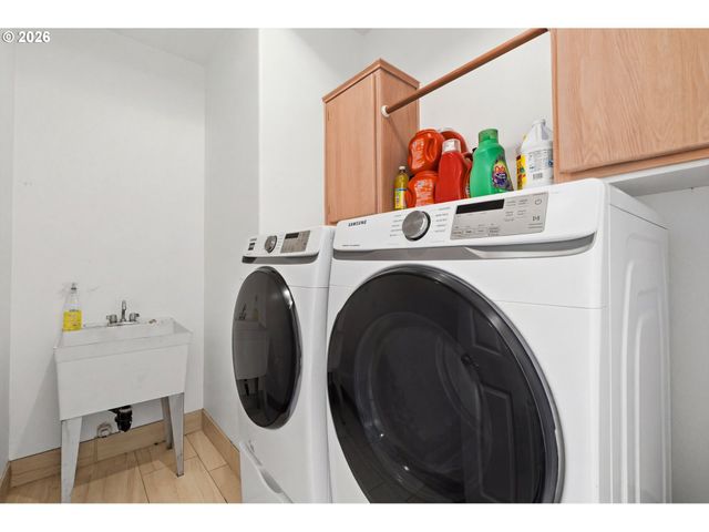 2022 Ne BLUE HERON Dr, Portland, OR 97211