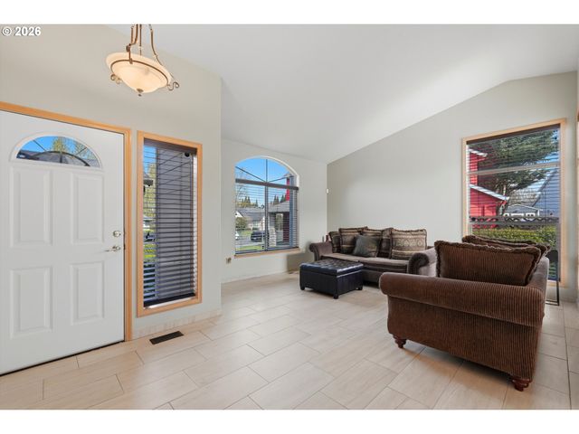 2022 Ne BLUE HERON Dr, Portland, OR 97211