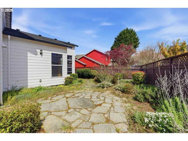 2022 Ne BLUE HERON Dr, Portland, OR 97211