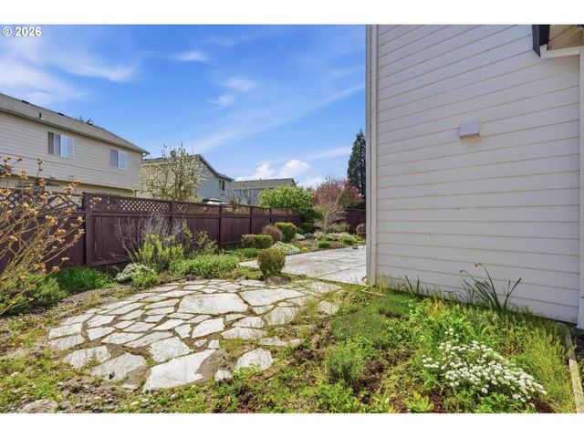 2022 Ne BLUE HERON Dr, Portland, OR 97211