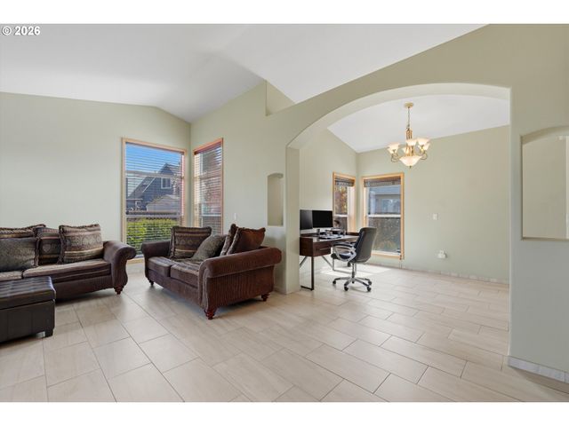 2022 Ne BLUE HERON Dr, Portland, OR 97211