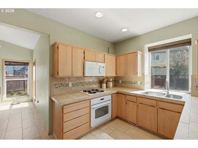 2022 Ne BLUE HERON Dr, Portland, OR 97211