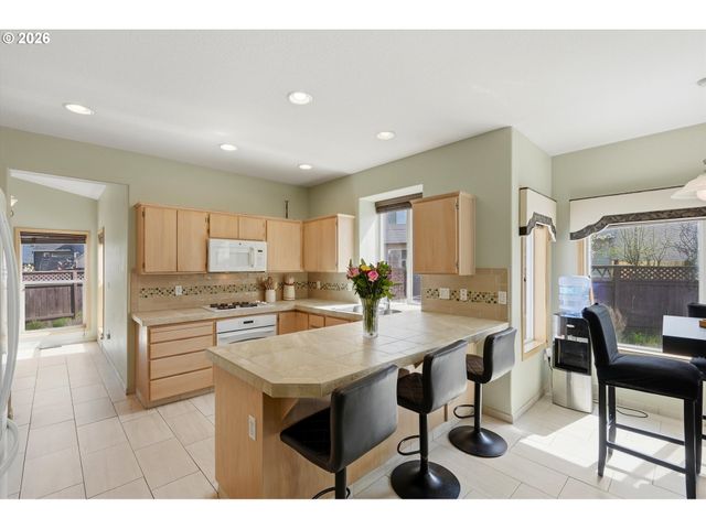 2022 Ne BLUE HERON Dr, Portland, OR 97211