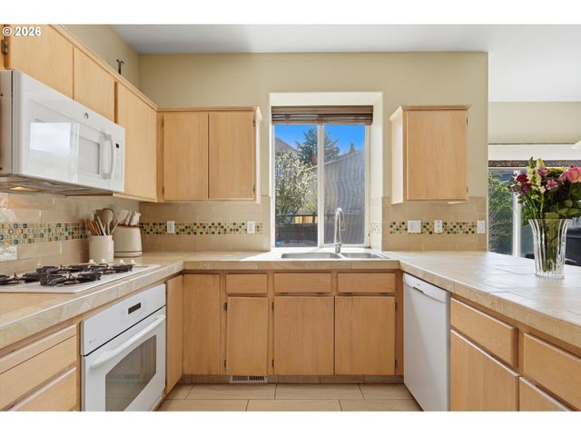 2022 Ne BLUE HERON Dr, Portland, OR 97211