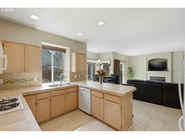 2022 Ne BLUE HERON Dr, Portland, OR 97211