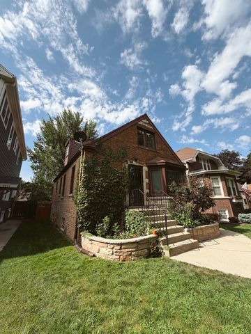 4921 W Catalpa Avenue, Chicago, IL 60630