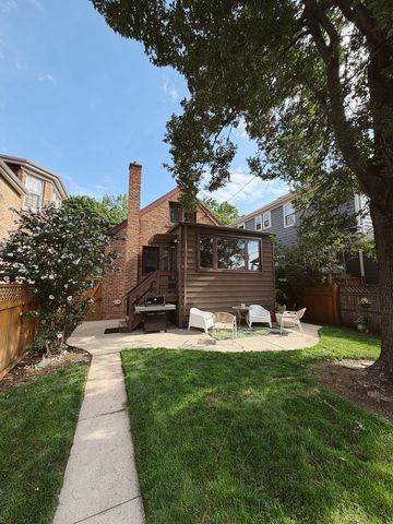 4921 W Catalpa Avenue, Chicago, IL 60630