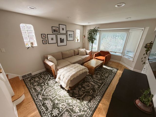4921 W Catalpa Avenue, Chicago, IL 60630