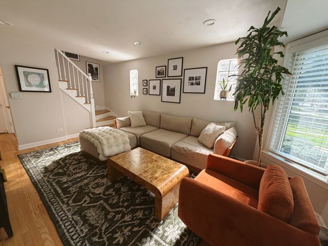 4921 W Catalpa Avenue, Chicago, IL 60630