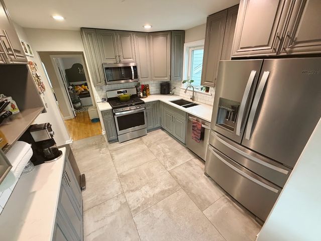 4921 W Catalpa Avenue, Chicago, IL 60630