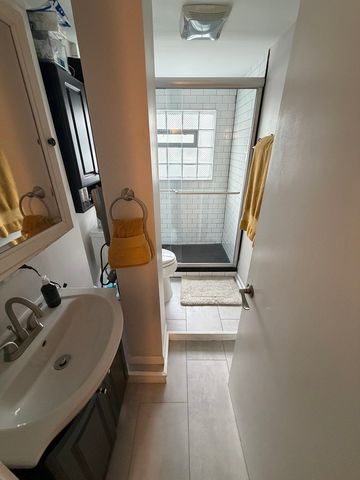 4921 W Catalpa Avenue, Chicago, IL 60630