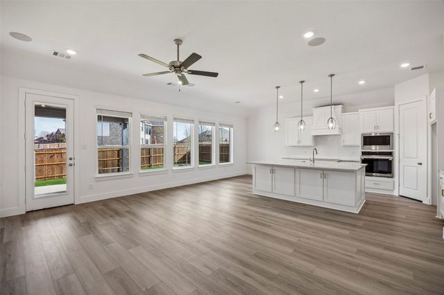 1929 Comanche Drive, Desoto, TX 75115