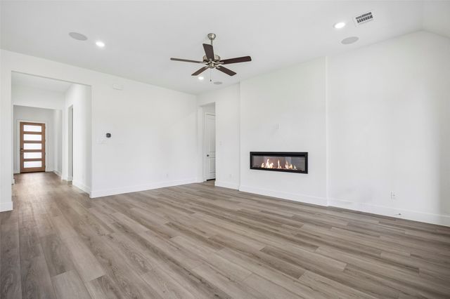 1929 Comanche Drive, Desoto, TX 75115