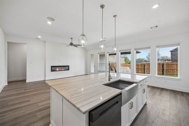 1929 Comanche Drive, Desoto, TX 75115