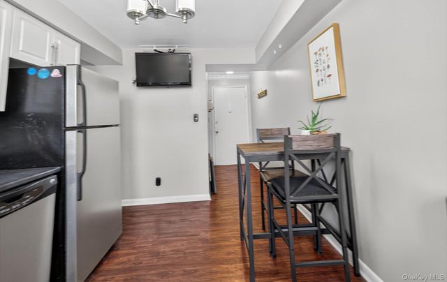 324 Post Avenue 10F, Westbury, NY 11590