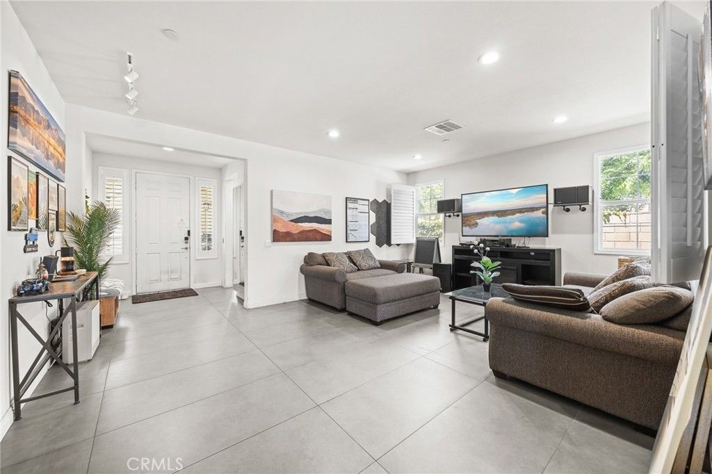 Image 9 of property listing at 2934 S Via Belamaria, Ontario, CA 91762