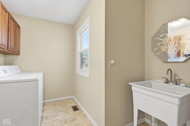 8692 Buffett Parkway, Fishers, IN 46038