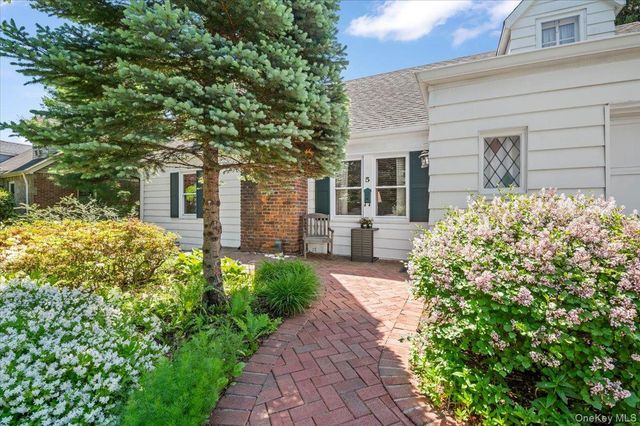 5 Salem Way, Glen Head, NY 11545