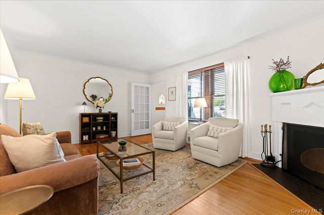 5 Salem Way, Glen Head, NY 11545