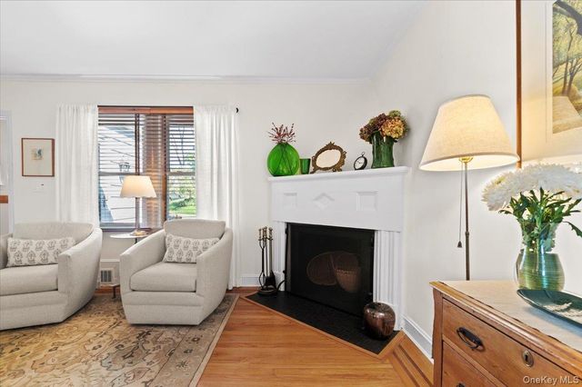5 Salem Way, Glen Head, NY 11545