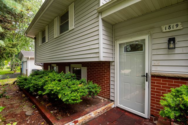 1819 Elmwood Drive, Lindenhurst, IL 60046