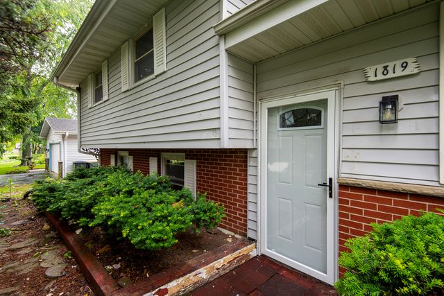 1819 Elmwood Drive, Lindenhurst, IL 60046