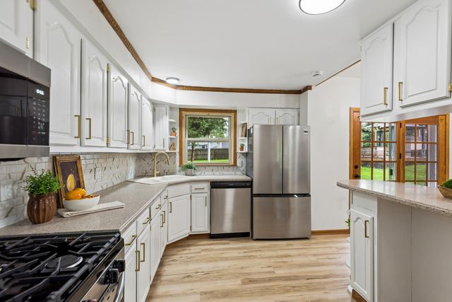 1819 Elmwood Drive, Lindenhurst, IL 60046