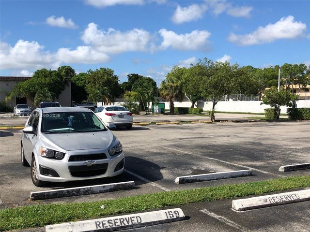10387 N Kendall Dr R-2, Miami, FL 33176