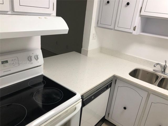 10387 N Kendall Dr R-2, Miami, FL 33176