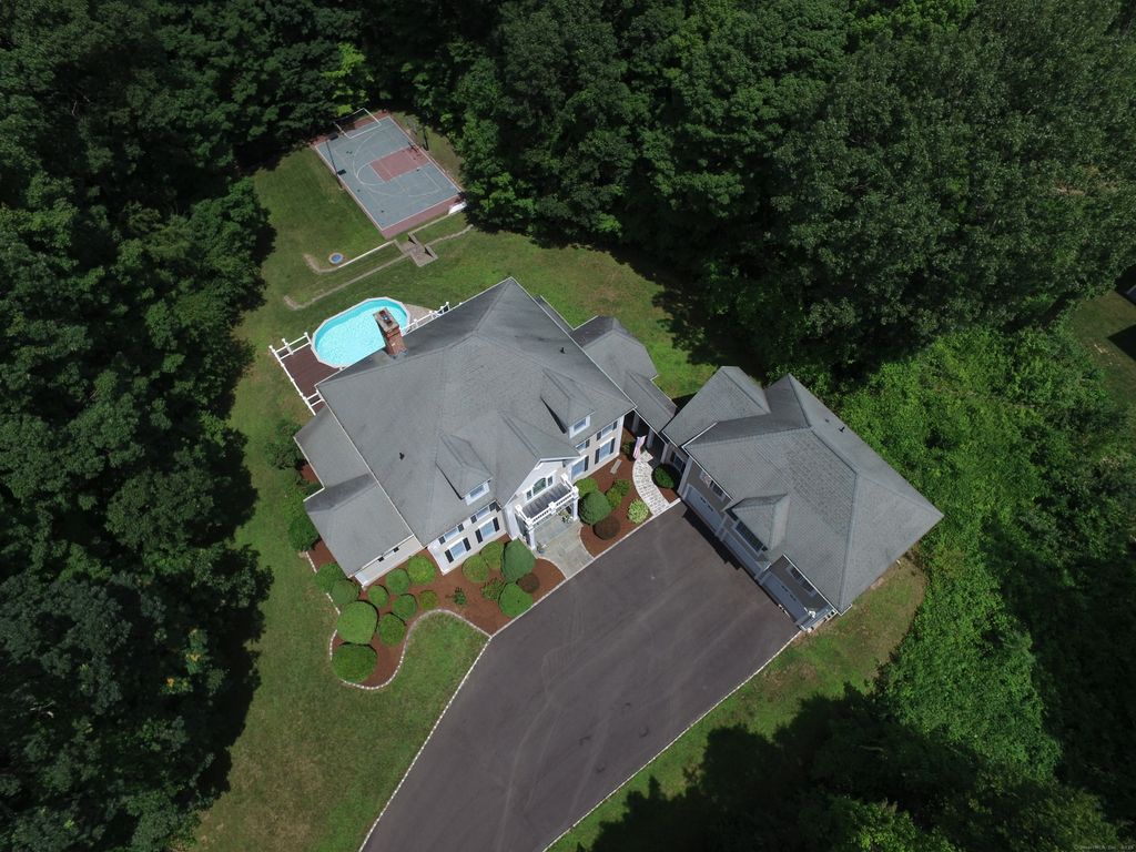 4 Hampton Court, Farmington, CT 06032