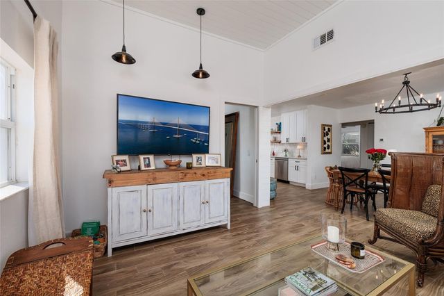 600 74TH AVENUE N, St Petersburg, FL 33702