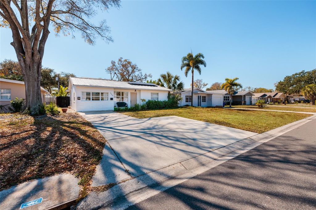 Image 22 of property listing at 600 74TH AVENUE N, St Petersburg, FL 33702