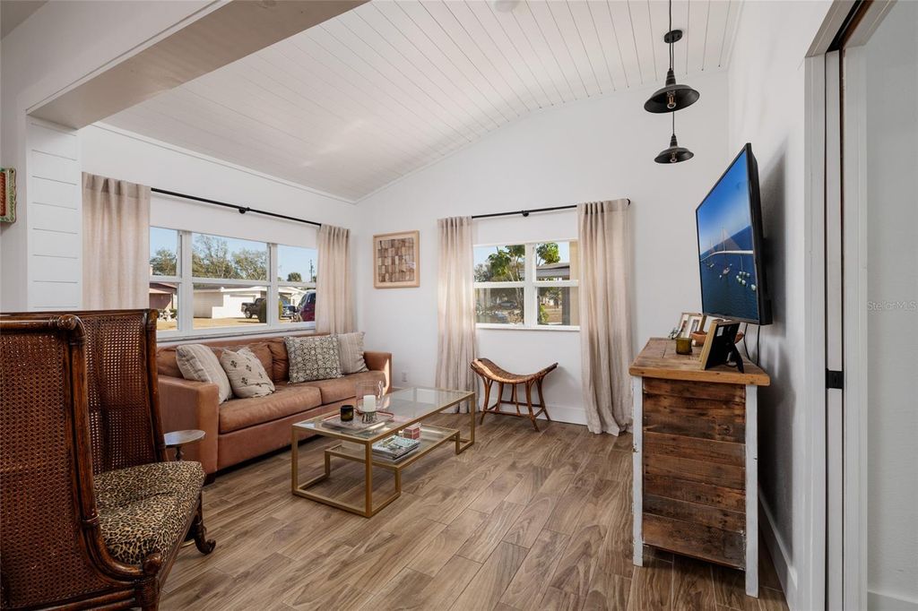 Image 4 of property listing at 600 74TH AVENUE N, St Petersburg, FL 33702