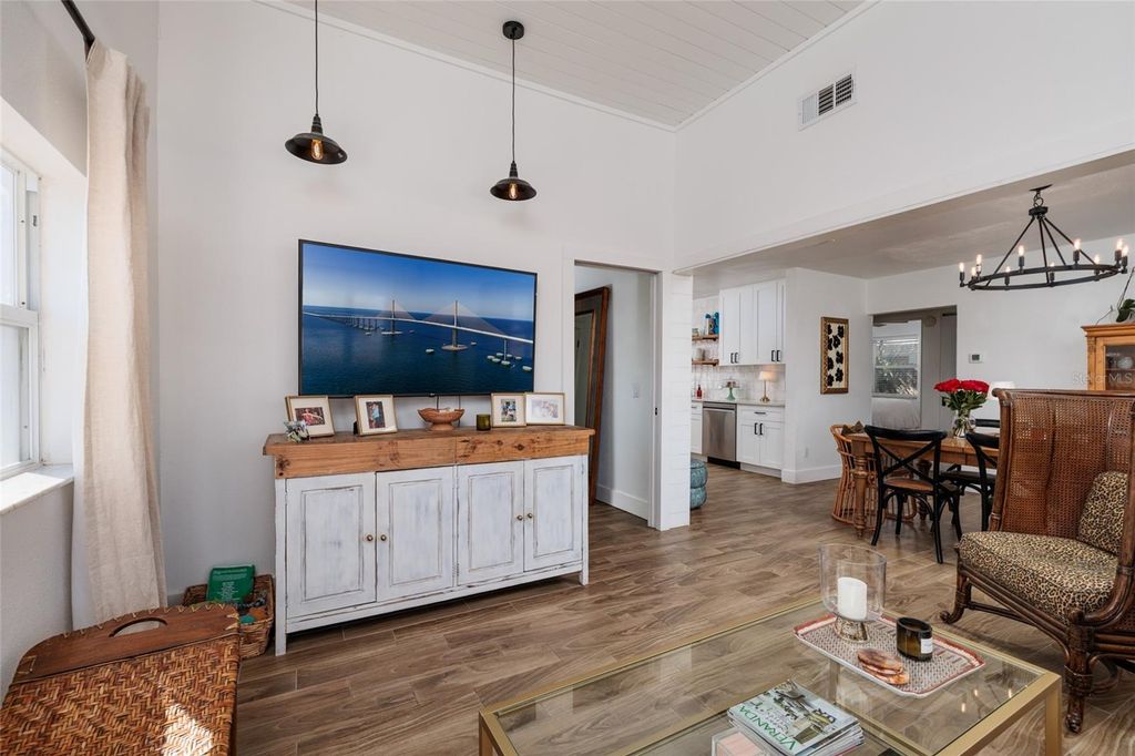 Image 5 of property listing at 600 74TH AVENUE N, St Petersburg, FL 33702