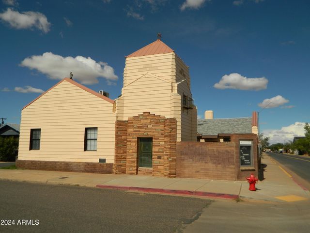 601 N BERRY Avenue, Winslow, AZ 86047